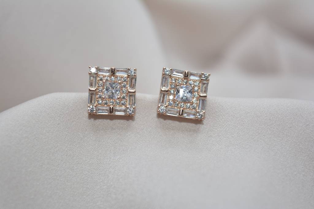 Gleaming Gemstone Glamour Studs : 527