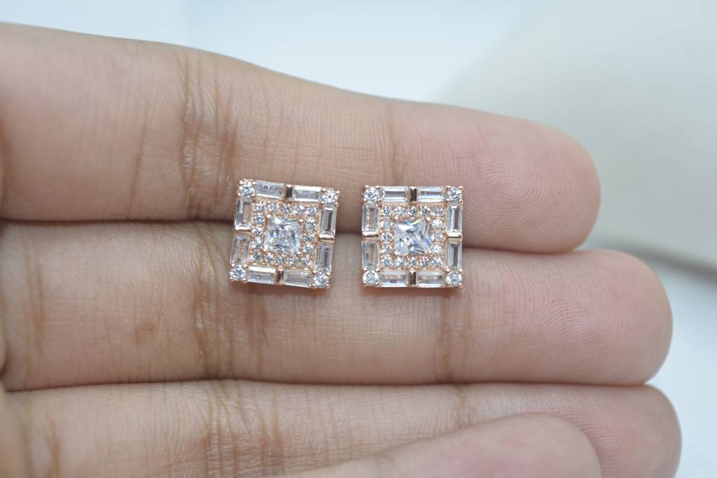 Gleaming Gemstone Glamour Studs : 527
