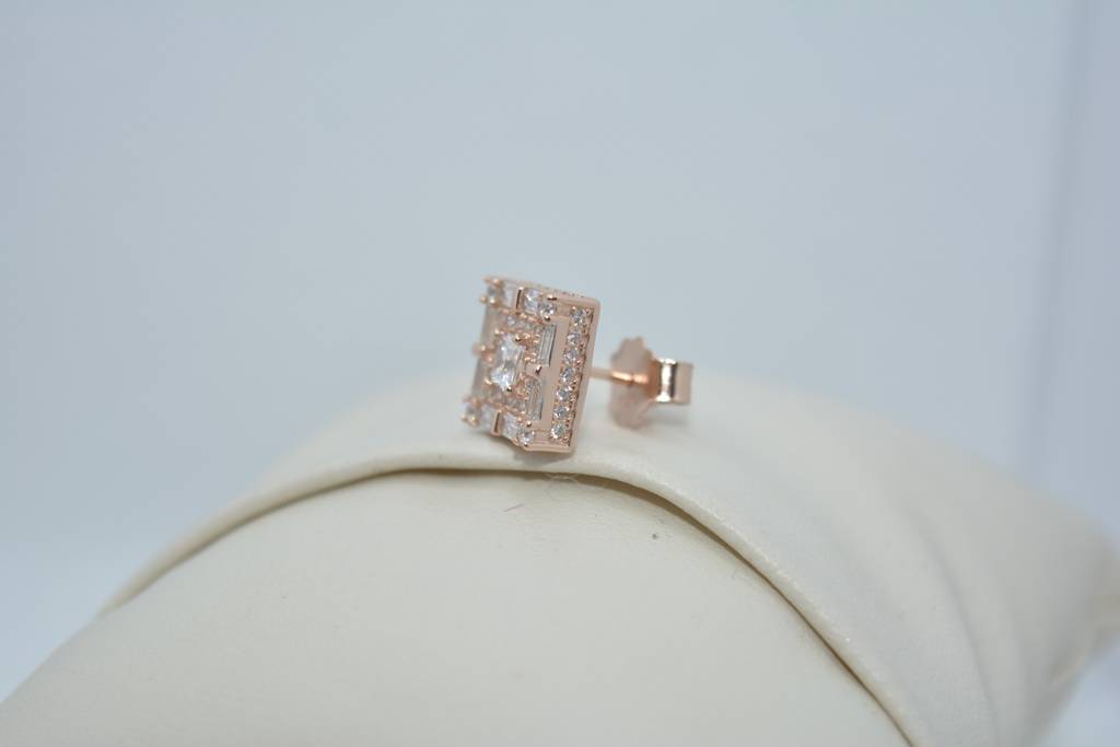 Gleaming Gemstone Glamour Studs : 527