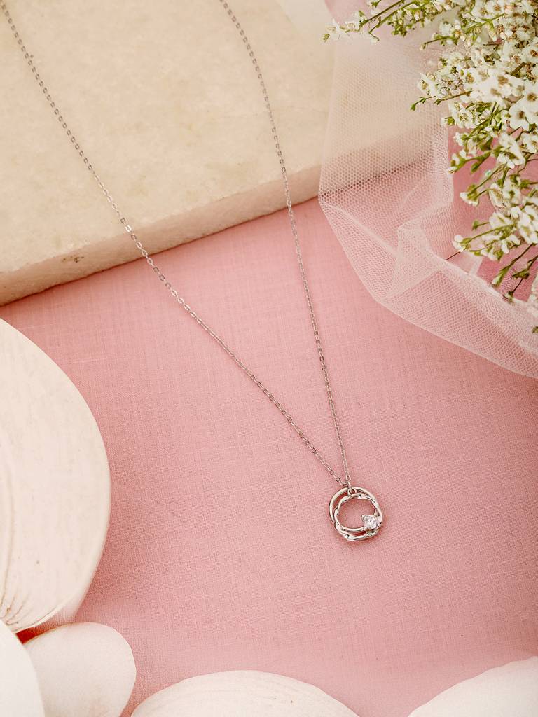 925 Sterling Silver Hearty Circle Of Love Minimal Necklace & Chain : AGLK5301