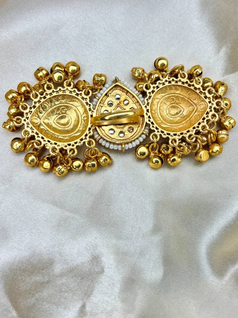 Women Gold-Plated Antique Stone Studded & Beaded Finger Ring : VI26RIAD1000030