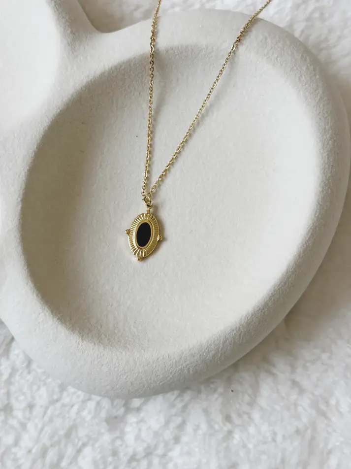 Vintage Black Necklace : OLDBL