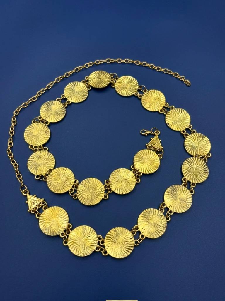 Women Gold-Plated Textured Disc Kamarbandh Waist Belt : VI26KB10007