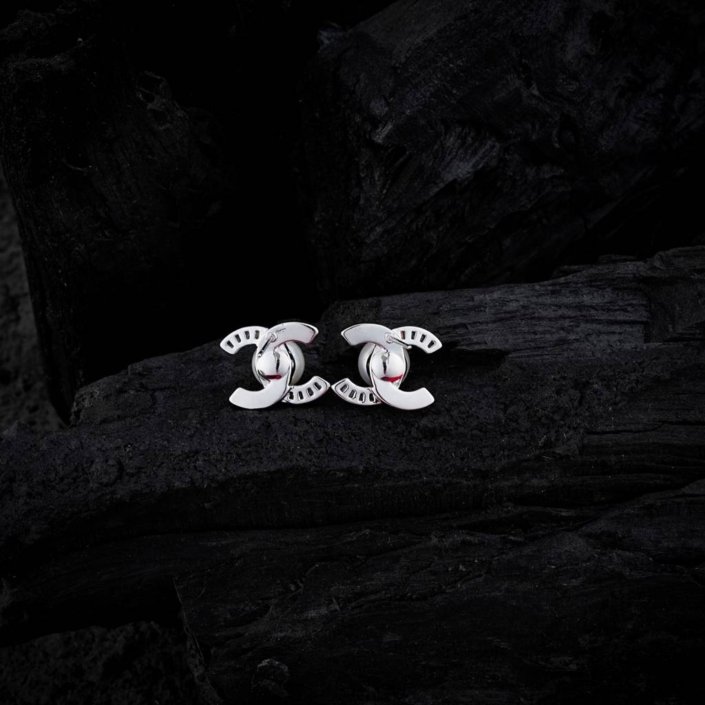 Chanel Logo Pearl Earrings : PTE23