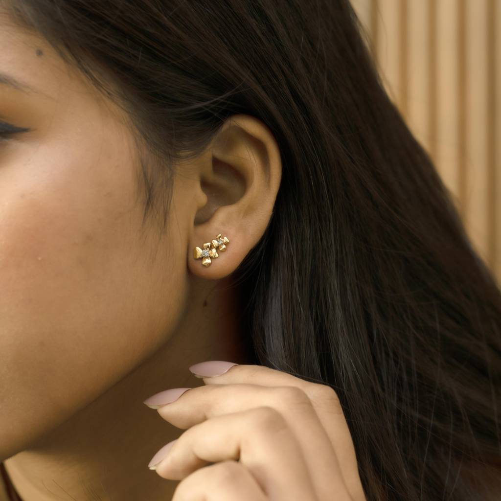Petal Play - Lab Diamond Stud Earrings : LLER0101