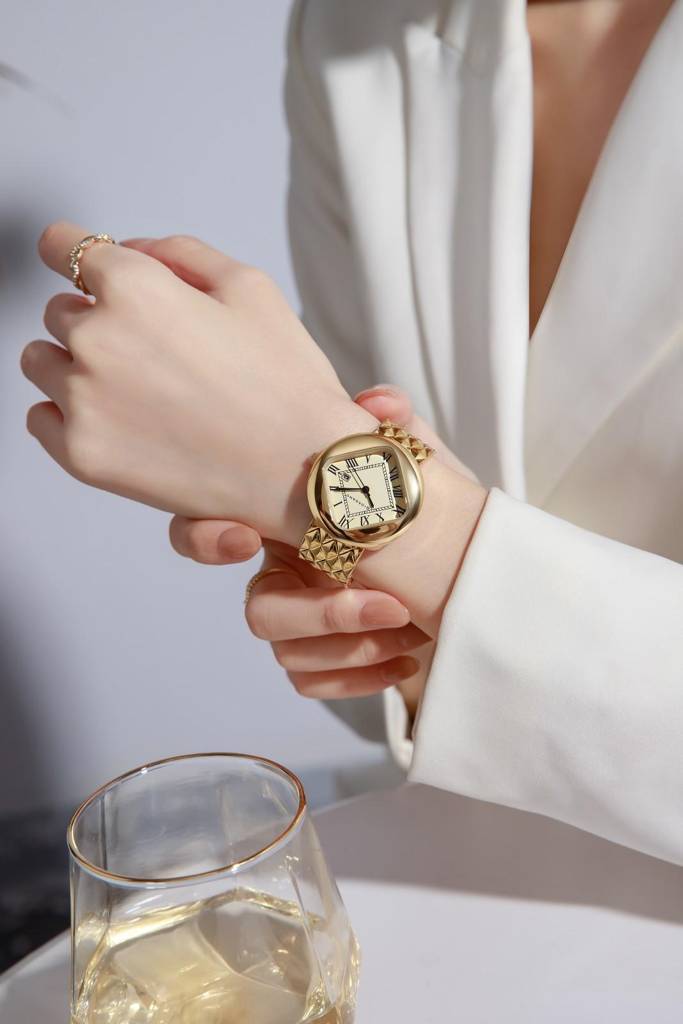 Giordano Elegant Analoge Watch For Women - Unique Rounded-Square Dial, Roman Numeral Dial, Date Display And Text : GZ-60121-33