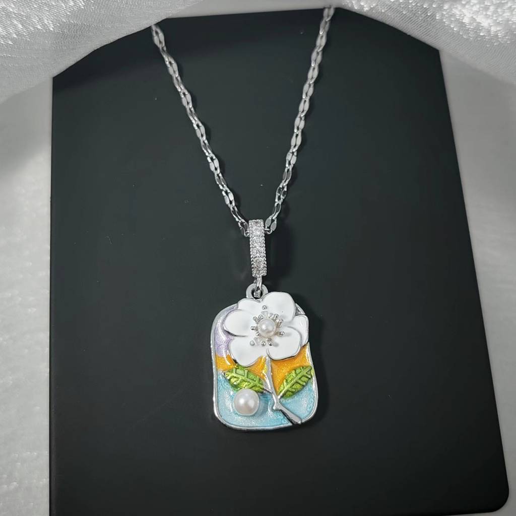 Elegant Gold-Plated Floral Pendant Necklace With Pearl And Gemstone Accents : 118303