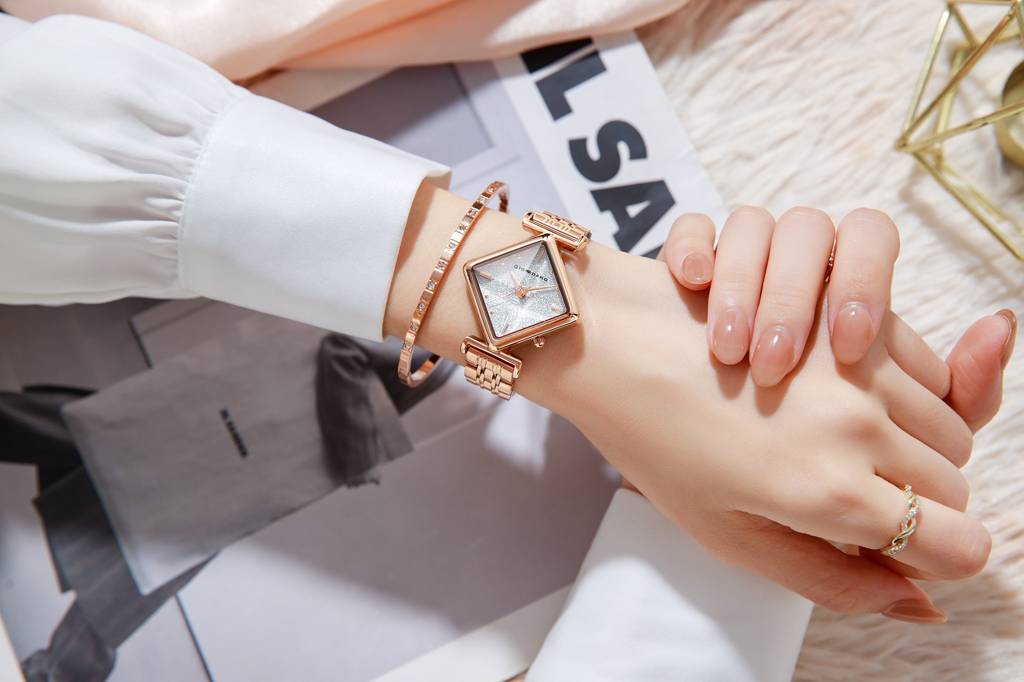 Giordano Rose Gold Analog Watch For Women With Bracelet Set – Diamond-Shaped Shimmer Dial, Crystal Detailing & S : GZ-60106-11