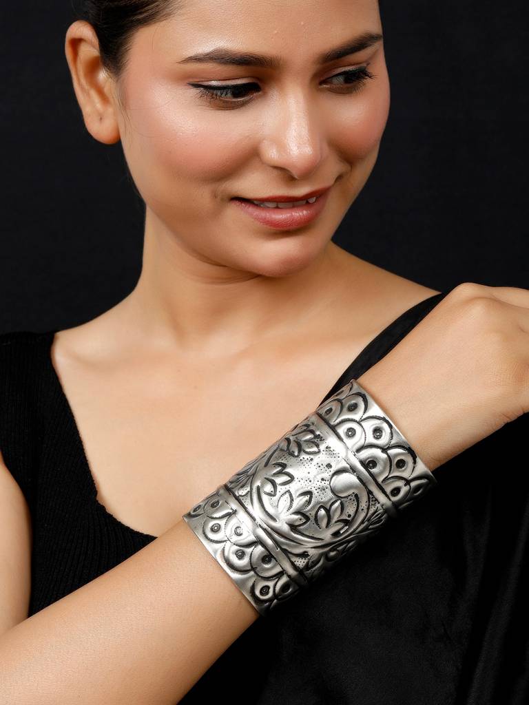 Women Oxidised Cuff Bracelet/Handcuff : VI24BC100009