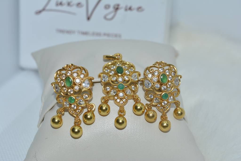 Enchanting Emerald Elegance Pendant Set : 606
