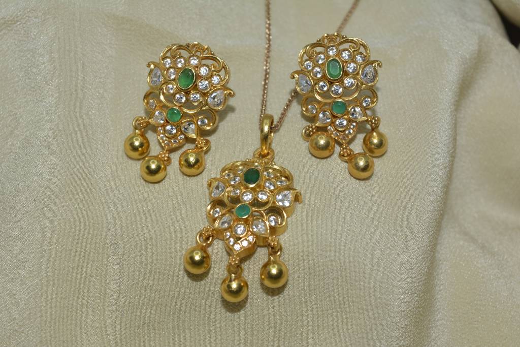 Enchanting Emerald Elegance Pendant Set : 606