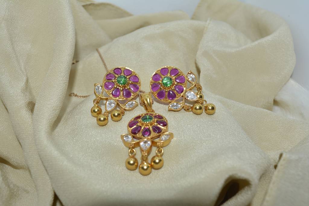 Radiant Ruby Glow Pendant Set : 612