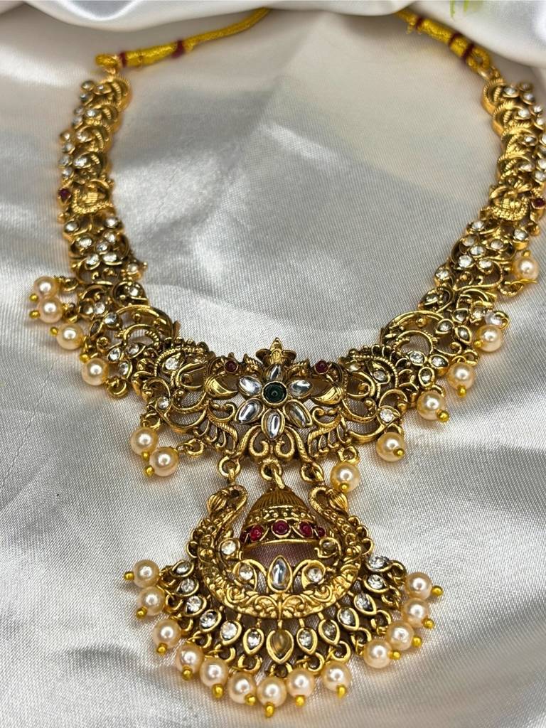 Gold-Plated Kundan Stone-Studded Peacock & Jhumka Pendant Necklace Jewellery Set : VI26JSTJ100009