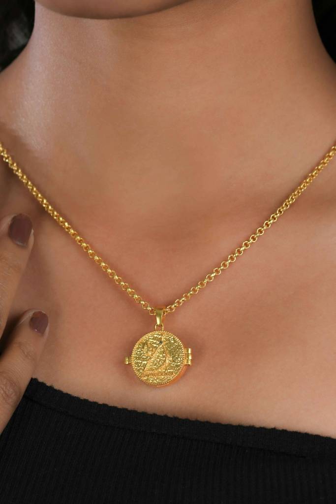 Golden Capricorn Nakshtra Photo Locket : TZSN22