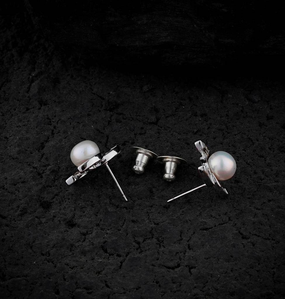 Chanel Logo Pearl Earrings : PTE23