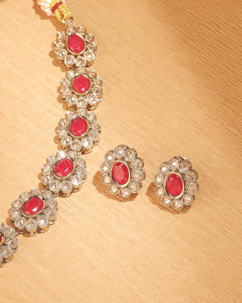 Graceful Round And Oval Shape Antique Gold Plated Brown Uncut Kundan Stone Choker Necklace Set With Maangtikka Fo : 6NS519-RED