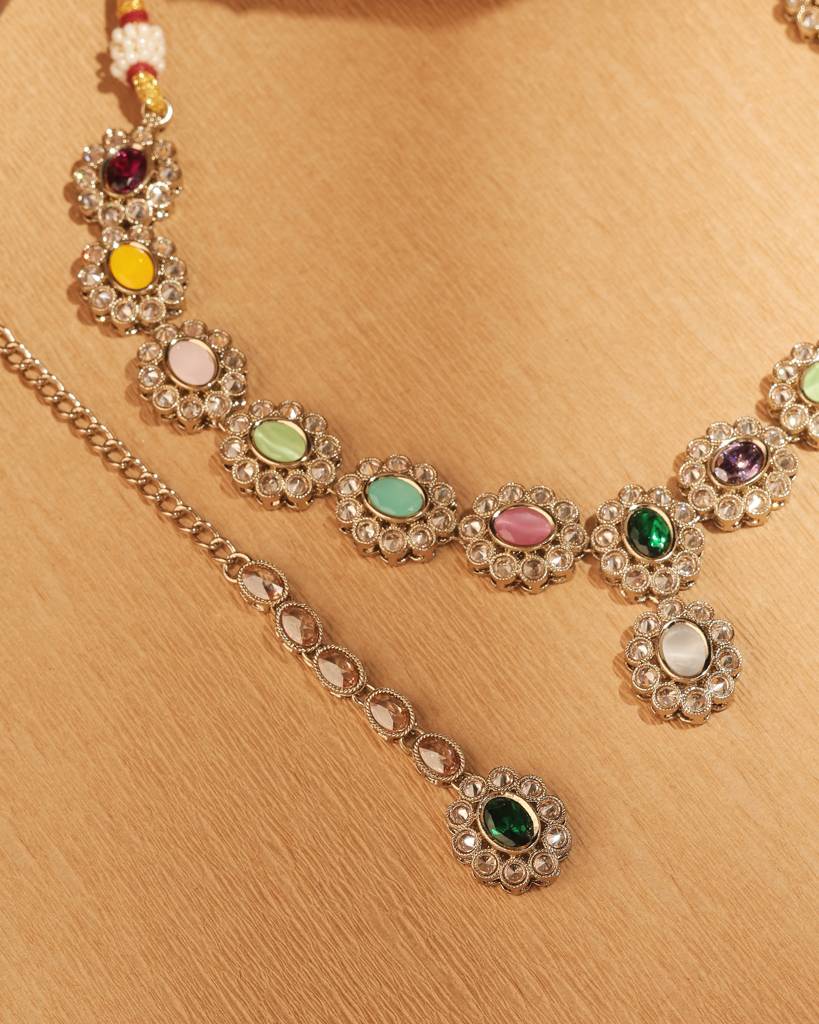 Graceful Round And Oval Shape Antique Gold Plated Brown Uncut Kundan Stone Choker Necklace Set With Maangtikka  : 6NS519-MULTI