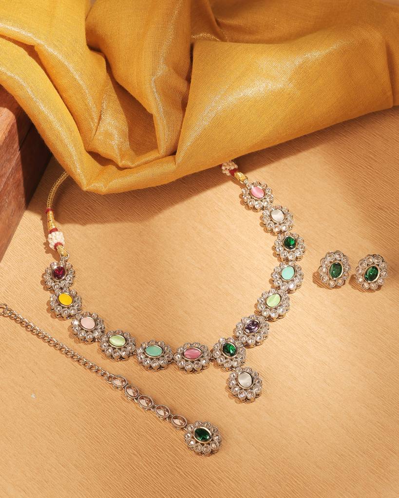 Graceful Round And Oval Shape Antique Gold Plated Brown Uncut Kundan Stone Choker Necklace Set With Maangtikka  : 6NS519-MULTI