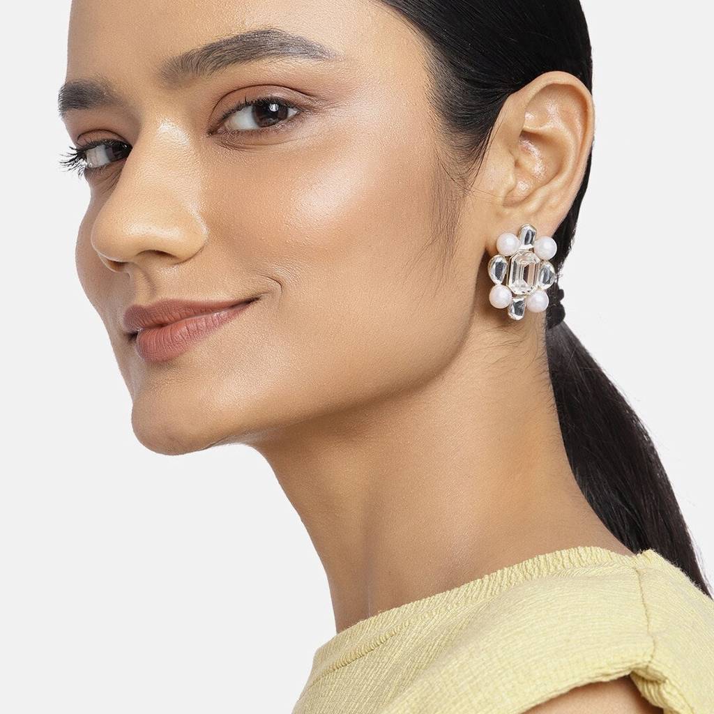 Estele Gold Plated Flower Shaped Stud Earrings With Kundan & Pearls For Women : 728707-IGER