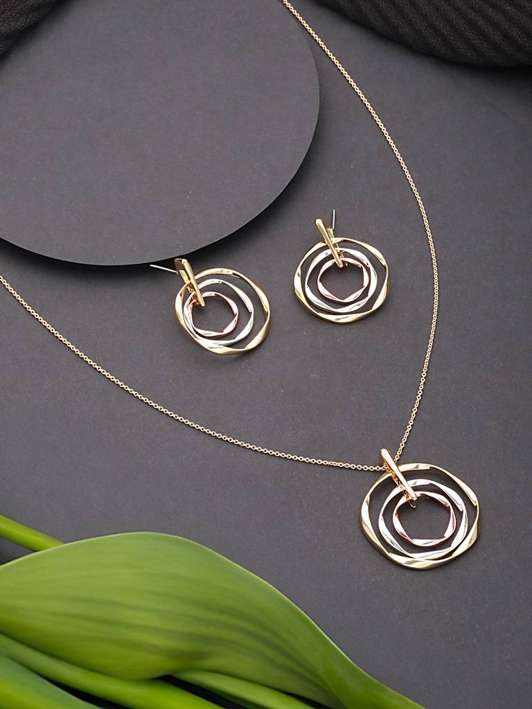 Anti-Tarnish Triple Toned Concentric Twisted Chunky Pendant Jewellery Set : STLK8073