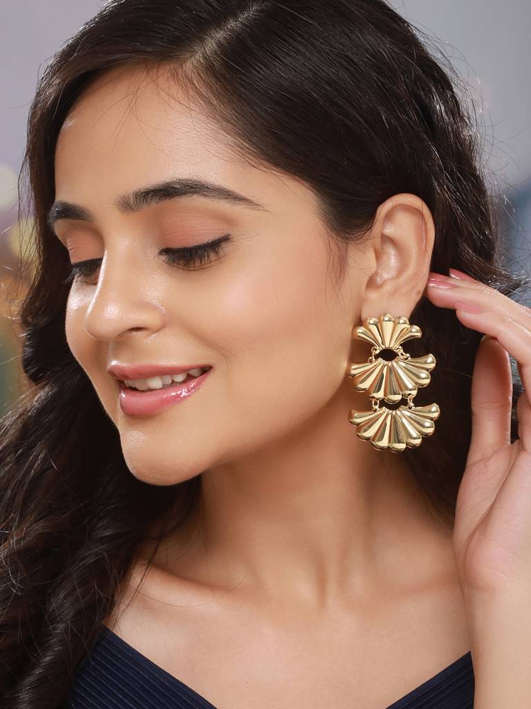 Anti-Tarnish Gold Plated Shell Shaped Drop Earrings : STER8172