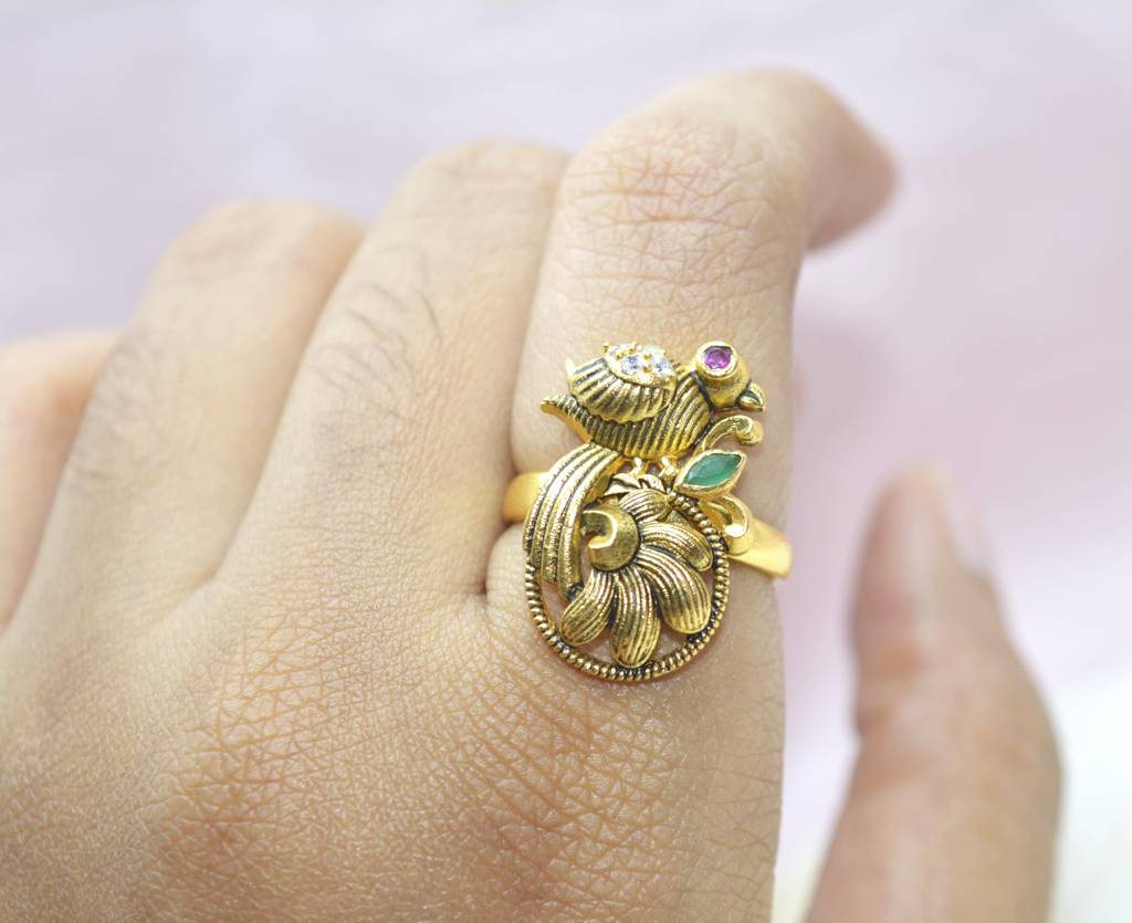 Gem-Adorned Peacock Elegance Ring : 881