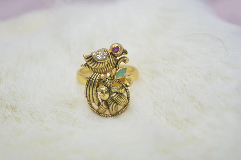 Gem-Adorned Peacock Elegance Ring : 881