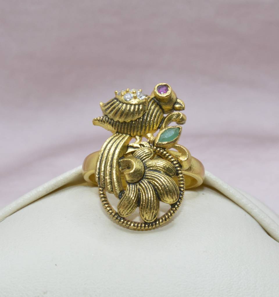 Gem-Adorned Peacock Elegance Ring : 881