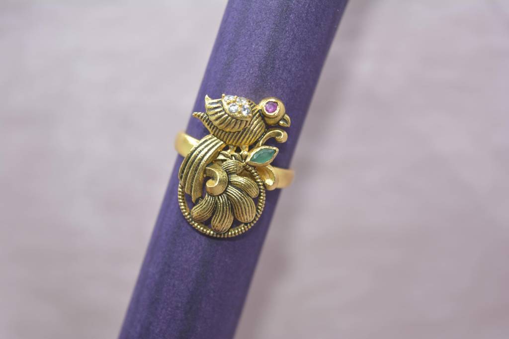 Gem-Adorned Peacock Elegance Ring : 881