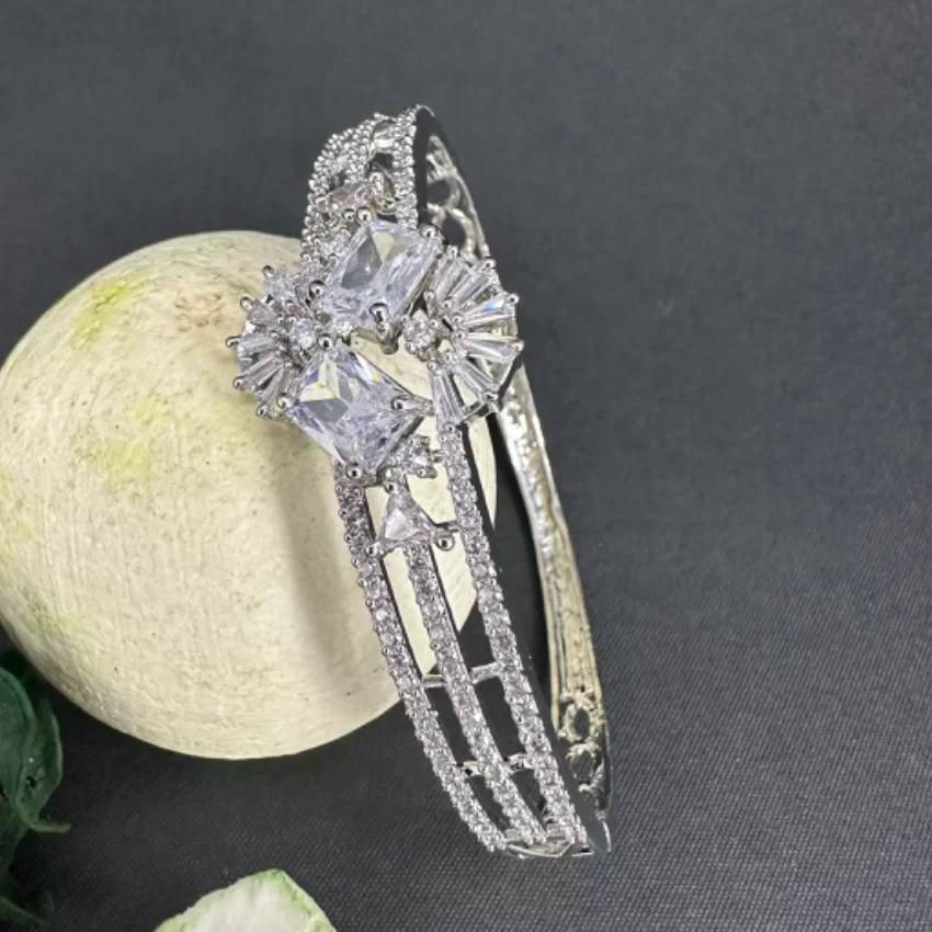 Classy And Stylish Cz White American Diamond Bracelet : sg20ng