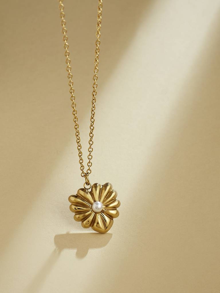 Gold Tone Flower Shape Necklace : YI24A0157N