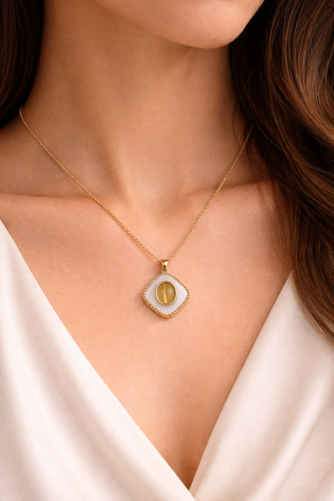 Vintage Gilded Oval Necklace : Le177