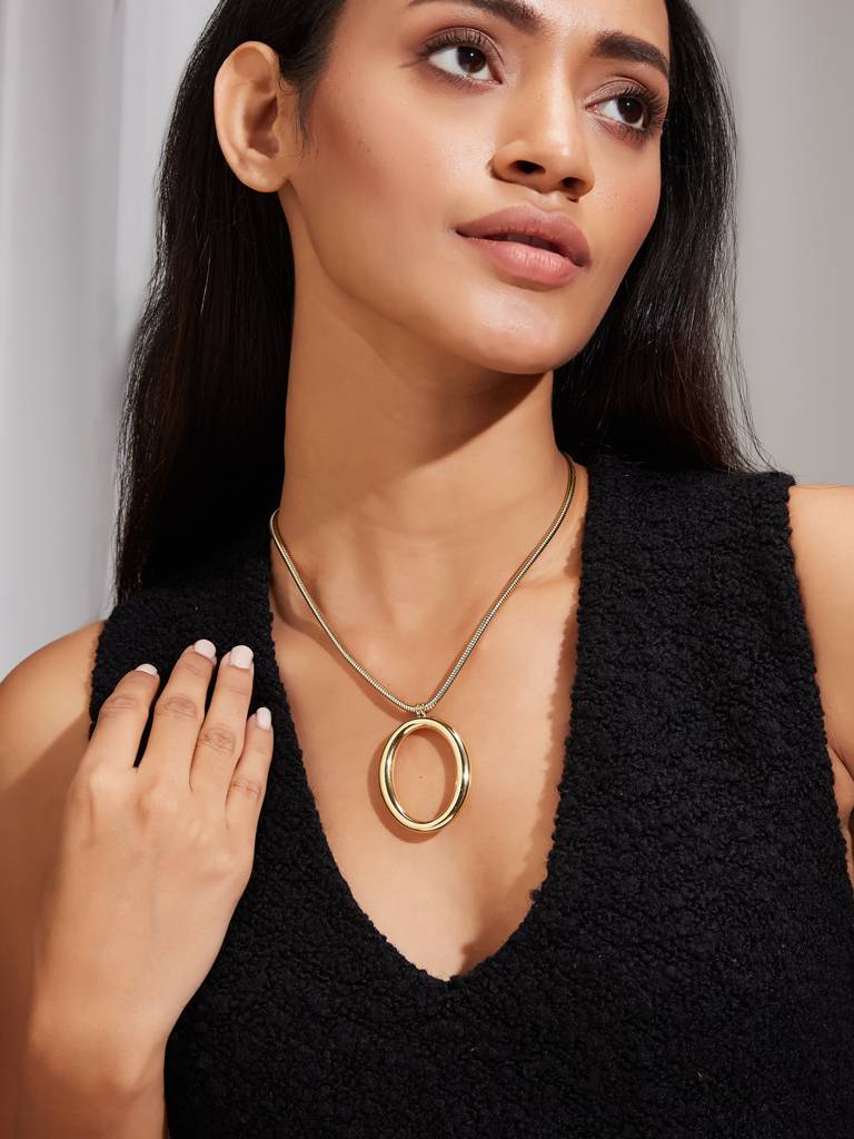 Gold Tone Large Oval Pendant Necklace : YI24A0086N