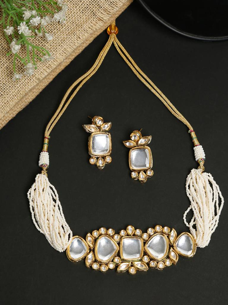 White And Gold Toned Kundan Choker With Earrings : A404-09