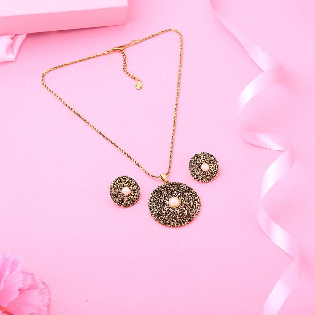 Estele Gold Plated Sphere Shaped Pendant Set With Pearl For Women : 7789NKER