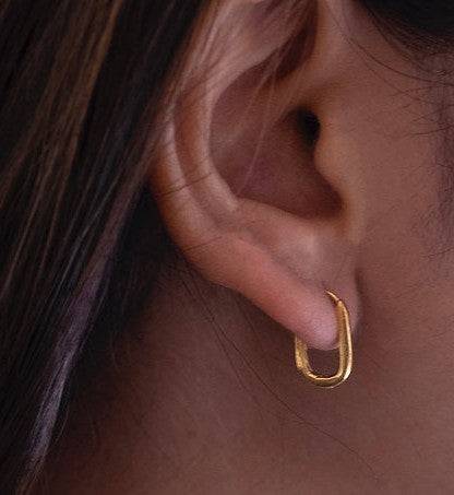 Oval Huggie Earring : AJJSS0489