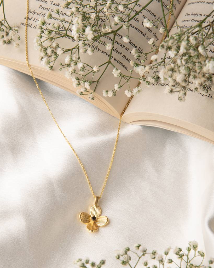 Golden Clover Pendant Necklace : AJPN23