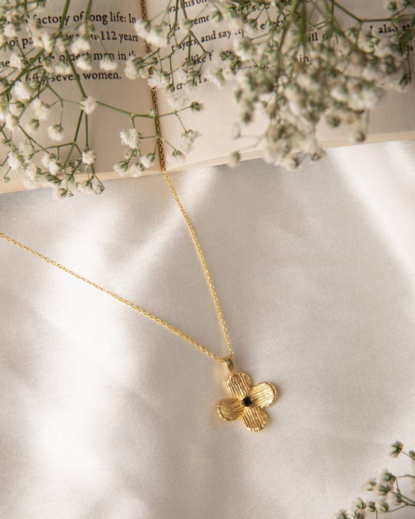 Golden Clover Pendant Necklace : AJPN23