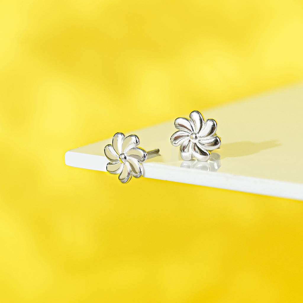 Daisy Flower Studs : ANTP303