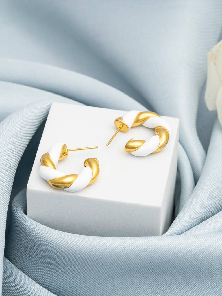 White And Golden Twisted Hoop Earrings : AVER10051