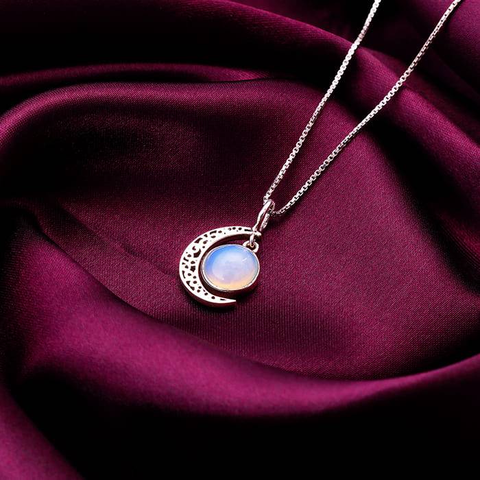 925 Silver Oxidised Silver Moonstone Crescent Pendant With Box Chain : AVPD0104