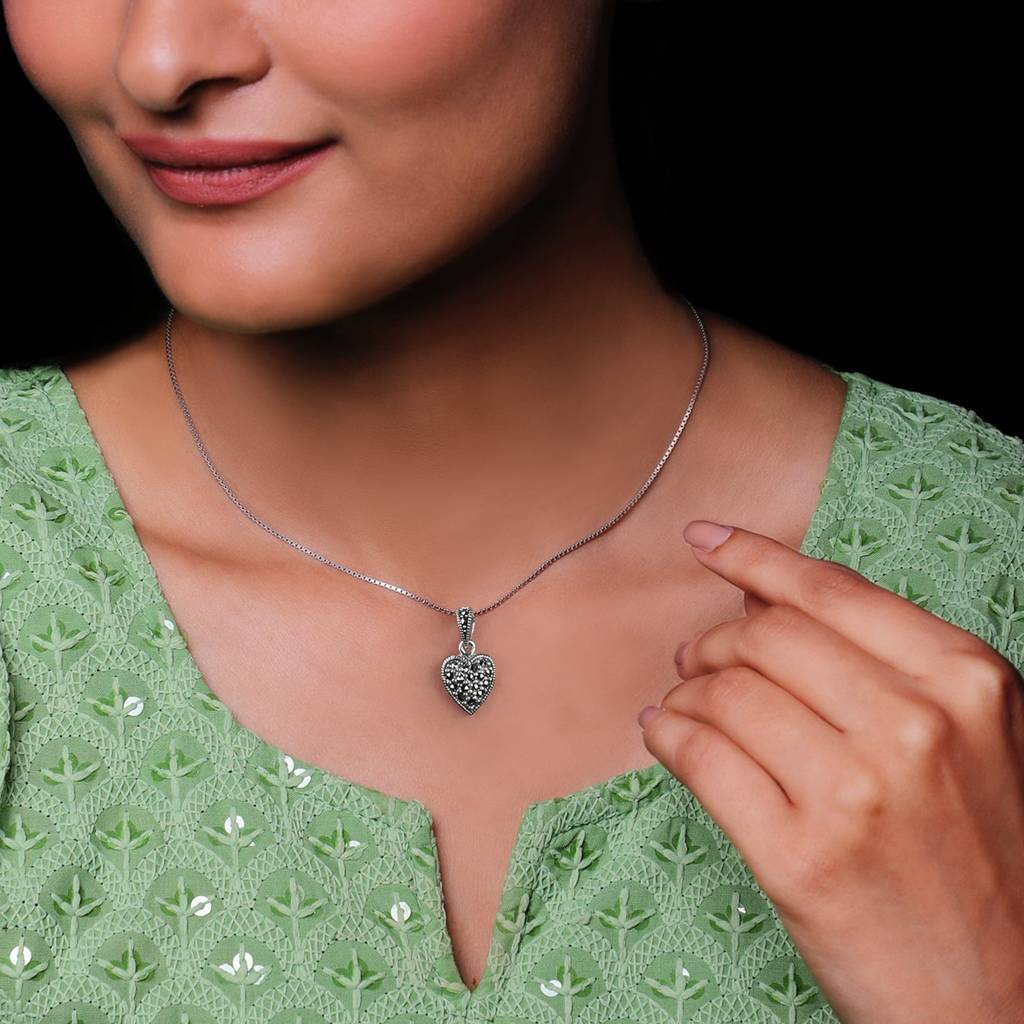 Oxidised Silver Studded Heart Pendant With Box Chain : AVPD017