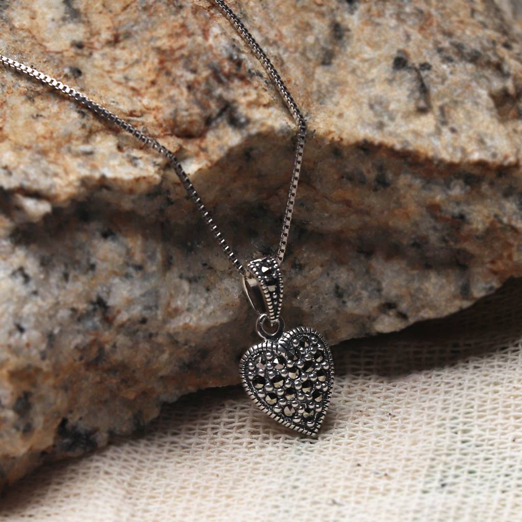 Oxidised Silver Studded Heart Pendant With Box Chain : AVPD017