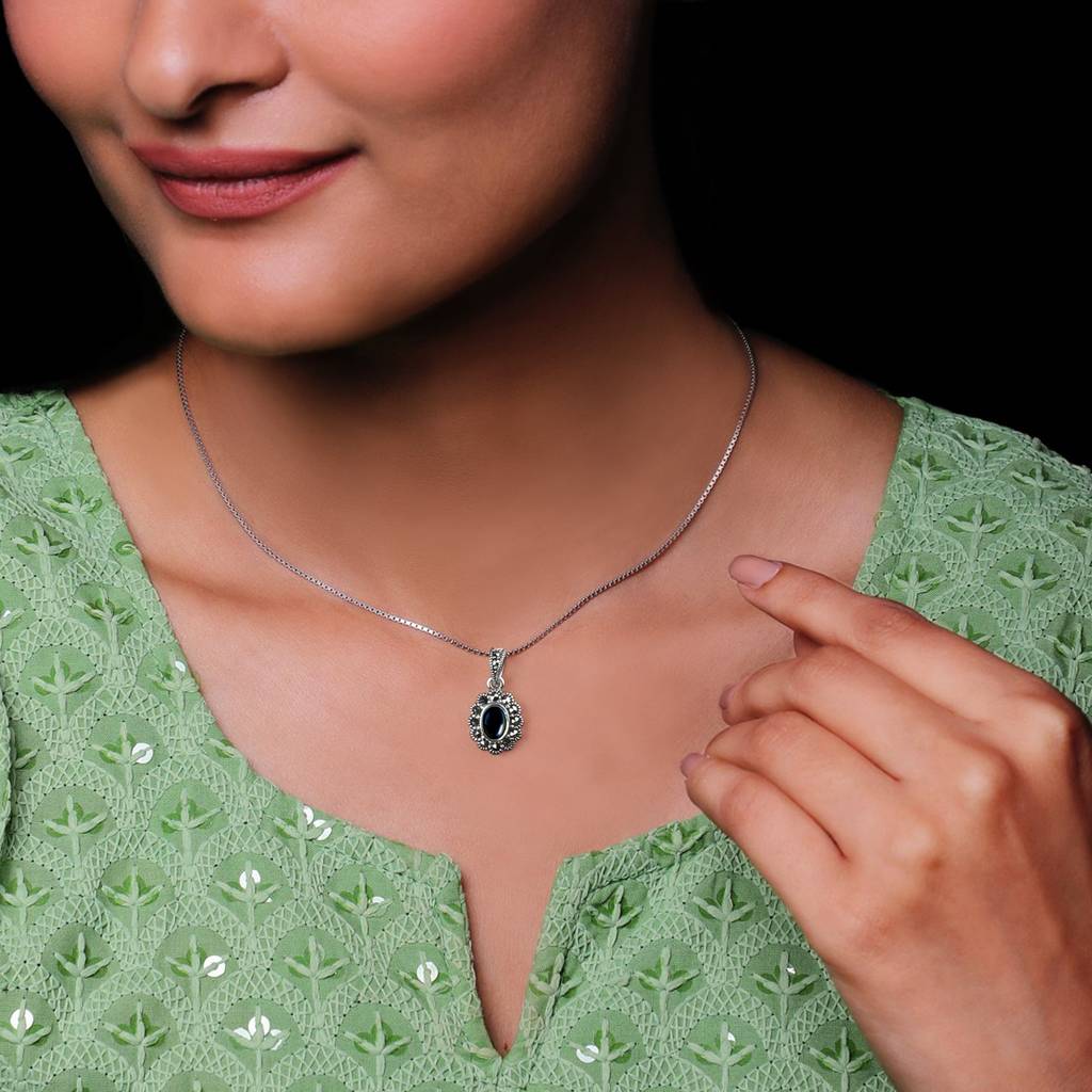 Oxidised Silver Black Floral Pendant With Box Chain : AVPD019