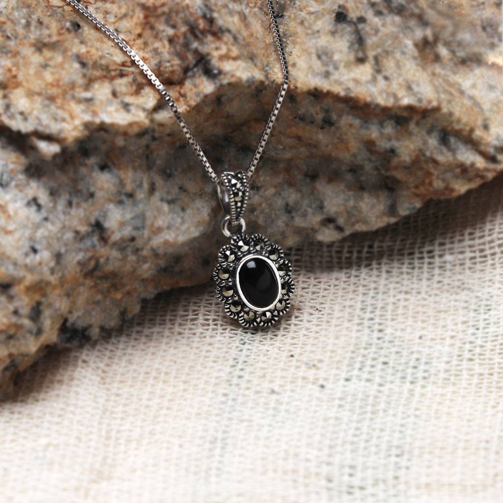 Oxidised Silver Black Floral Pendant With Box Chain : AVPD019