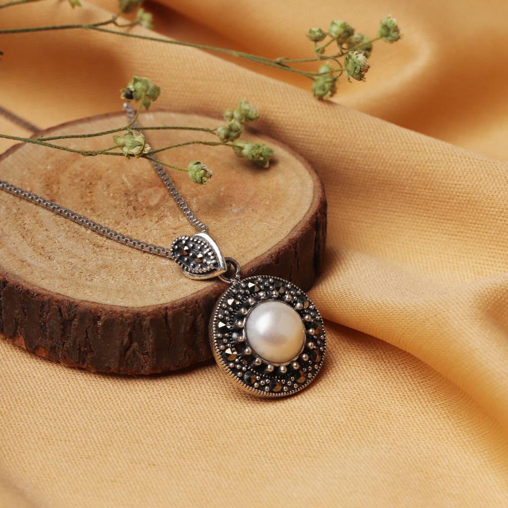 Oxidised Silver Pearl Pendant With Box Chain : AVPD035