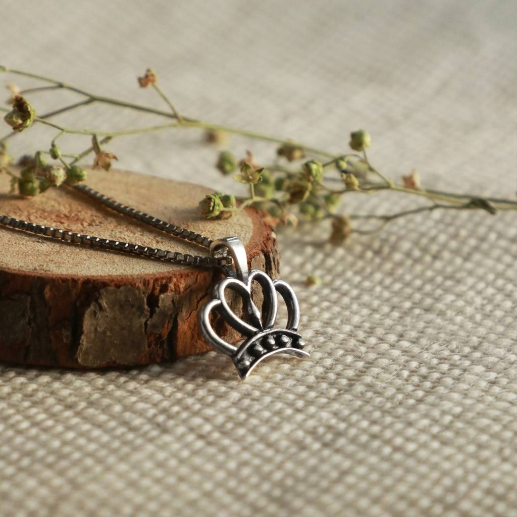 Oxidised Silver Royal Crown Pendant With Box Chain : AVPD049