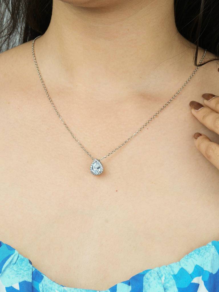 White Drop Cz Pendant : AVPE10036