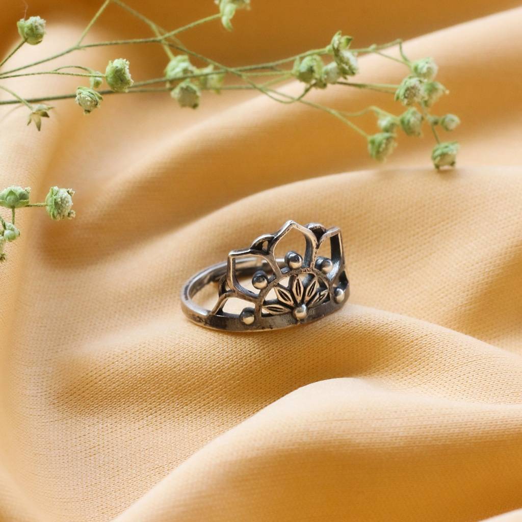 Oxidised Silver Queen'S Crown Ring : AVR029