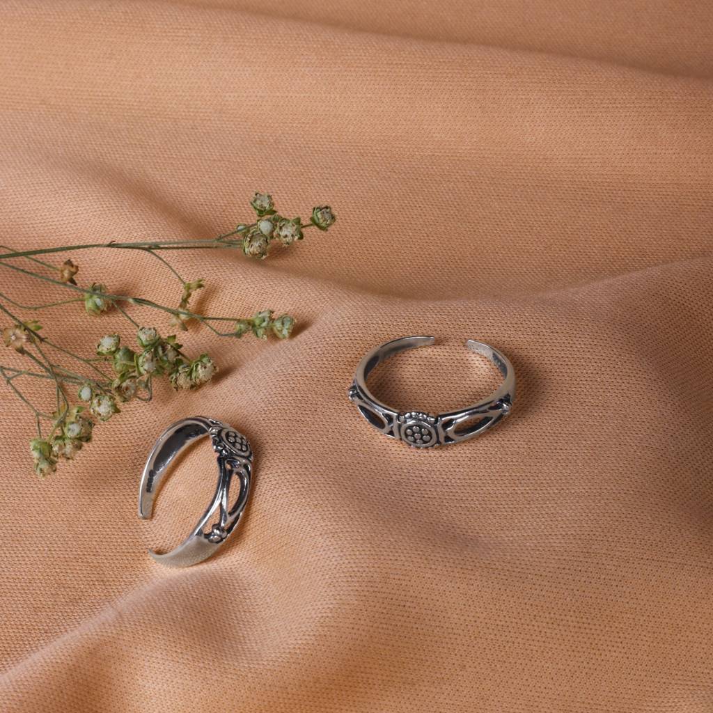 Oxidised Silver Flower Toe Ring : AVTR005